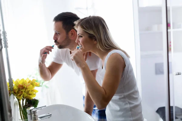 Aantrekkelijke Jonge Koppel Poetsen Tanden Ochtend Samen — Stockfoto