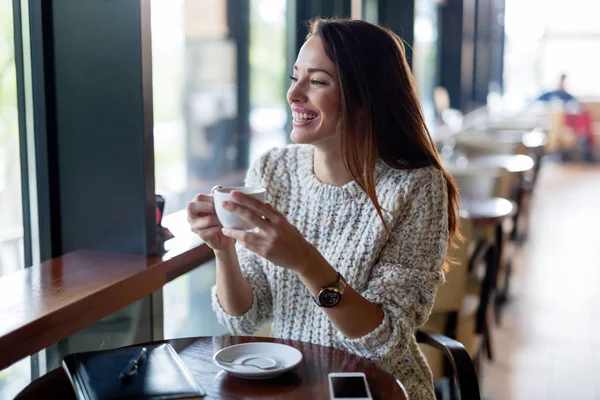 Joven Hermosa Mujer Feliz Bebiendo Café Restaurante —  Fotos de Stock