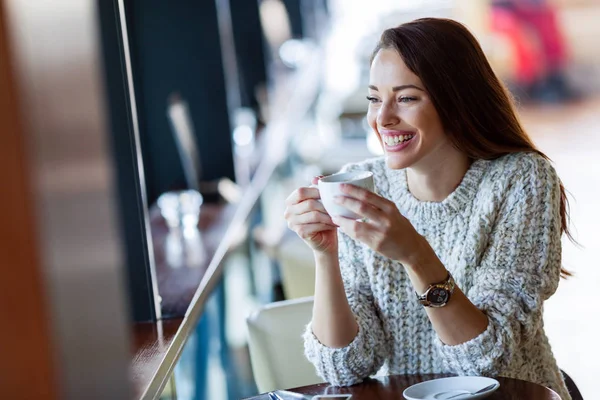 Joven Hermosa Mujer Feliz Bebiendo Café Restaurante —  Fotos de Stock