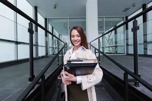 Retrato Joven Exitosa Mujer Negocios Hermosa Que Oficina — Foto de Stock