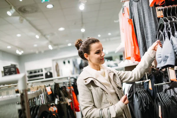 ショッピング モールで服を買う若い魅力的な女性 — ストック写真