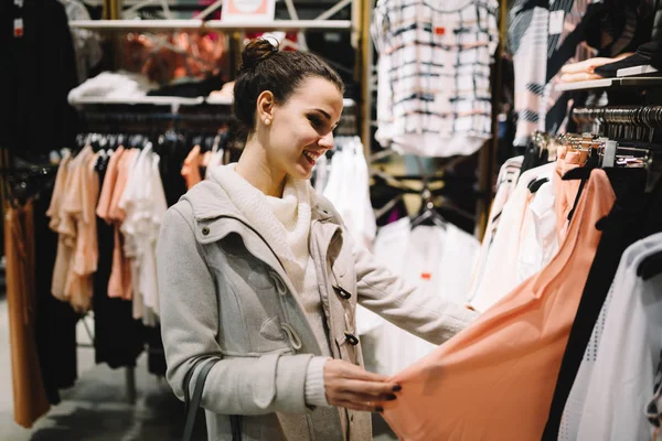 在购物中心买衣服的年轻迷人的妇女 — 图库照片