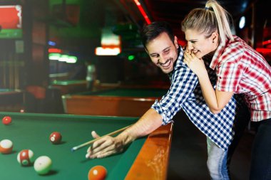 Genç çift havuz çalmaya gece görürken dışarı kasabada çubuk