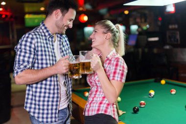 Snooker tarihte birlikte oynayan bira içme Çift
