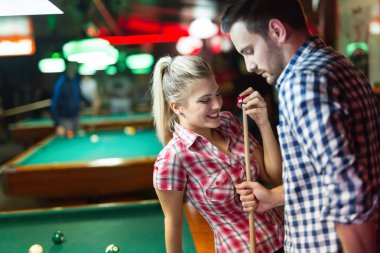 Genç çift havuz çalmaya gece görürken dışarı kasabada çubuk