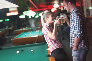 Bira içip snooker tarihte oynarken mutlu çift