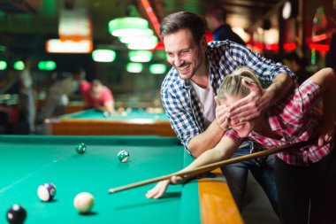 Genç çift havuz çalmaya gece görürken dışarı kasabada çubuk