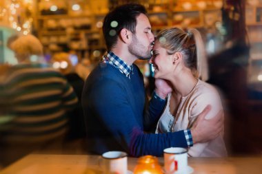 Tarihi sahip, öpüşme mutlu çekici çift