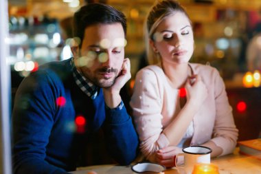 Üzgün çift oturan çatışma ve ilişki sorunları bar