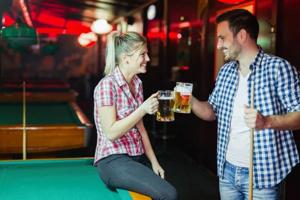 Glückliches Paar Trinkt Bier Und Spielt Snooker Bei Date — Stockfoto