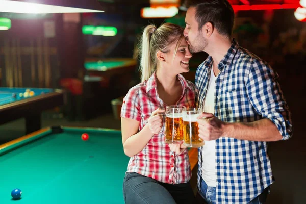 Paar Trinkt Bier Beim Gemeinsamen Snooker Date — Stockfoto