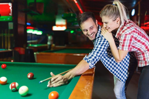 Pareja Joven Jugando Billar Bar Durante Noche Ciudad —  Fotos de Stock