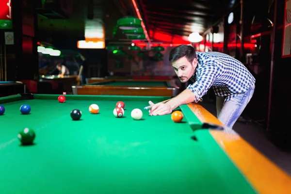 Hansome Man Playing Pool Bar Alone Aiming — Stock Photo, Image