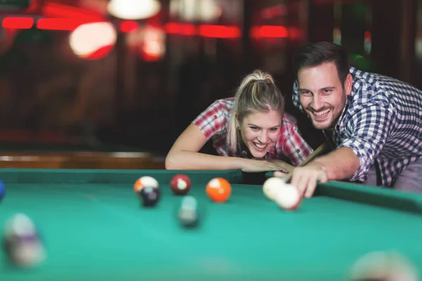 Jovem Casal Jogar Bilhar Bar Tendo Noite Cidade — Fotografia de Stock