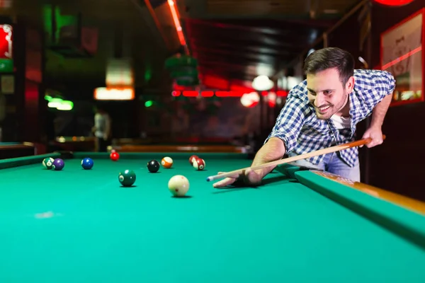 Hansome Homem Jogando Bilhar Bar Sozinho Apontando — Fotografia de Stock