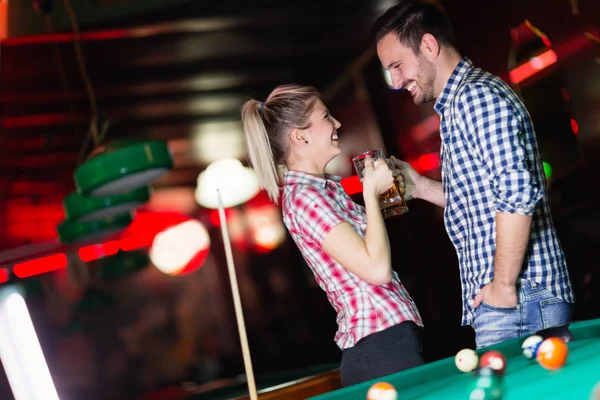 Glückliches Paar Trinkt Bier Und Spielt Snooker Bei Date — Stockfoto