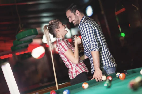 Bira Içip Snooker Tarihte Oynarken Mutlu Çift — Stok fotoğraf