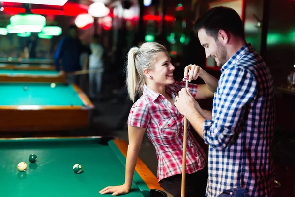 Feliz Pareja Bebiendo Cerveza Jugando Billar Cita —  Fotos de Stock