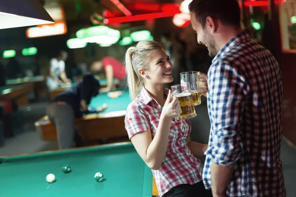 Junges Fröhliches Paar Bei Date Snookerclub Und Trinkt Bier — Stockfoto