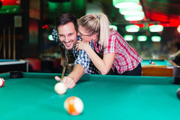打台球的年轻夫妇在酒吧时夜出镇 — 图库照片