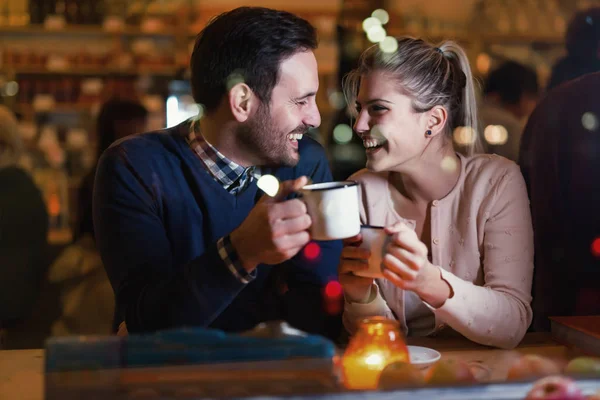 Gelukkige Aantrekkelijke Paar Praten Bar Met Datum — Stockfoto