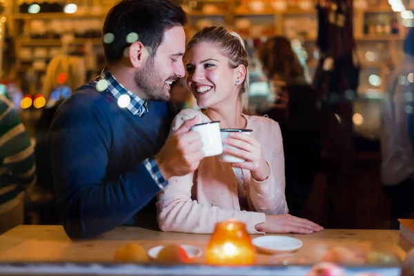 Gelukkige Aantrekkelijke Paar Drinken Bij Bar Met Datum — Stockfoto