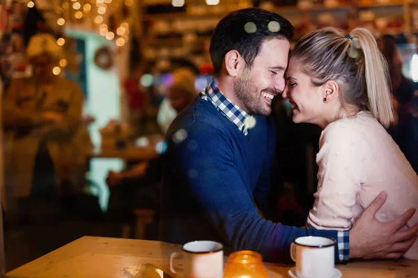 Jovem Bonito Casal Atraente Data Bar — Fotografia de Stock