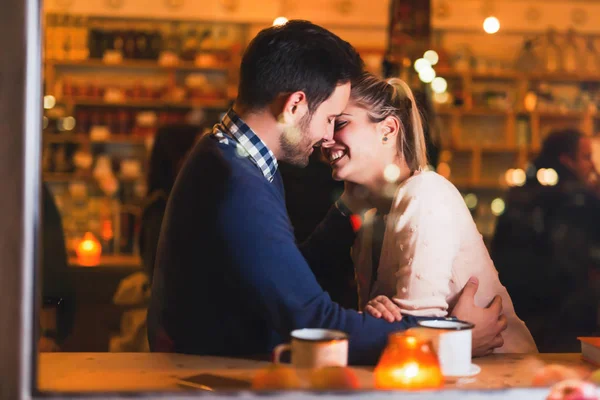 Glückliches Attraktives Paar Küsst Sich Der Bar Beim Date — Stockfoto