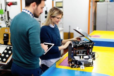 Mekatronik projede birlikte çalışan genç çekici öğrenci