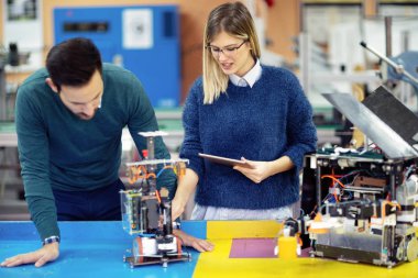 Mekatronik projede birlikte çalışan genç çekici öğrenci