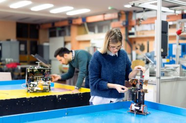 Robotik projede çalışan genç çekici kadın mühendis