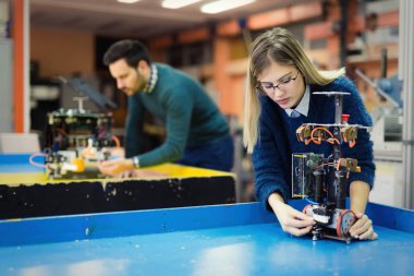 Robotik projede çalışan genç çekici kadın mühendis