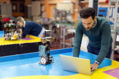 Mekatronik projede çalışan genç yakışıklı öğrencisi