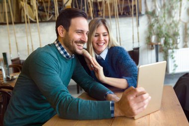 Dijital tablet ile eğleniyor kafede genç çekici çift