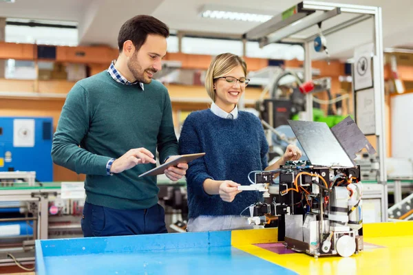 Giovani Studenti Attraenti Meccatronica Che Lavorano Insieme Progetto — Foto Stock