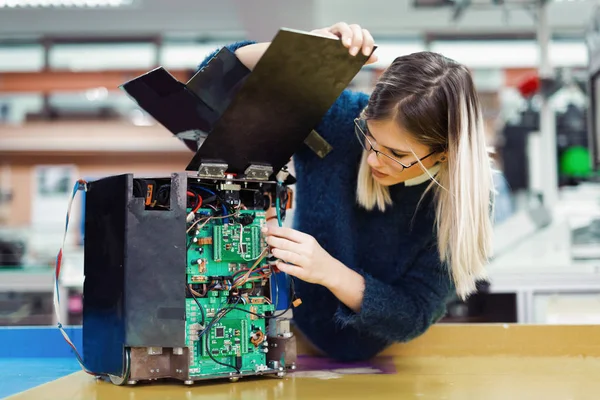 Ελκυστική Νεαρή Γυναίκα Μηχανικός Που Εργάζεται Πρόγραμμα Ρομποτικής — Φωτογραφία Αρχείου
