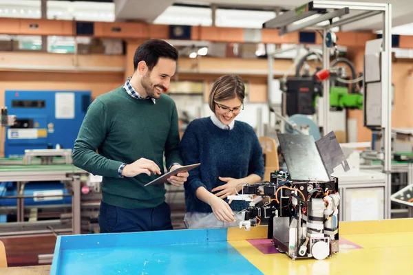 Jóvenes Atractivos Estudiantes Mecatrónica Trabajando Juntos Proyectos — Foto de Stock