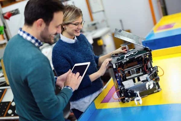 Giovani Studenti Attraenti Meccatronica Che Lavorano Insieme Progetto — Foto Stock