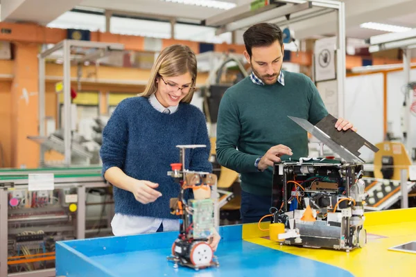 Jeunes Étudiants Attrayants Mécatronique Travaillant Ensemble Sur Projet — Photo