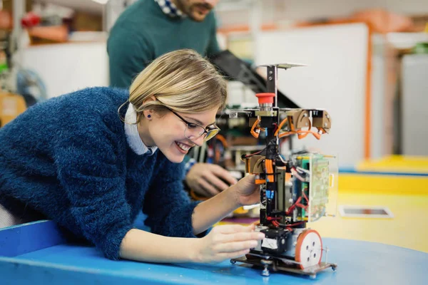 Jovem Mulher Atraente Engenheiro Trabalhando Projeto Robótica — Fotografia de Stock
