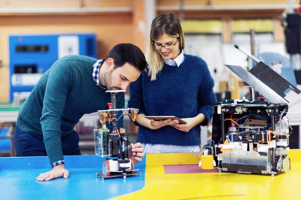 Jóvenes Atractivos Estudiantes Mecatrónica Trabajando Juntos Proyectos — Foto de Stock