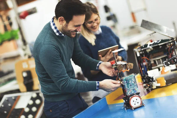 Giovani Studenti Attraenti Meccatronica Che Lavorano Insieme Progetto — Foto Stock