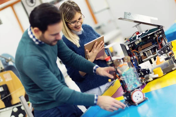 Giovani Studenti Attraenti Meccatronica Che Lavorano Insieme Progetto — Foto Stock