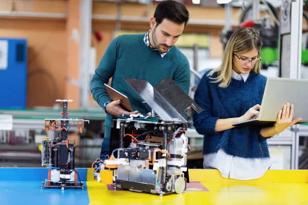 Jóvenes Atractivos Estudiantes Mecatrónica Trabajando Juntos Proyectos —  Fotos de Stock