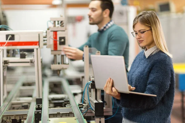 Jeunes Étudiants Attrayants Mécatronique Travaillant Ensemble Sur Projet — Photo