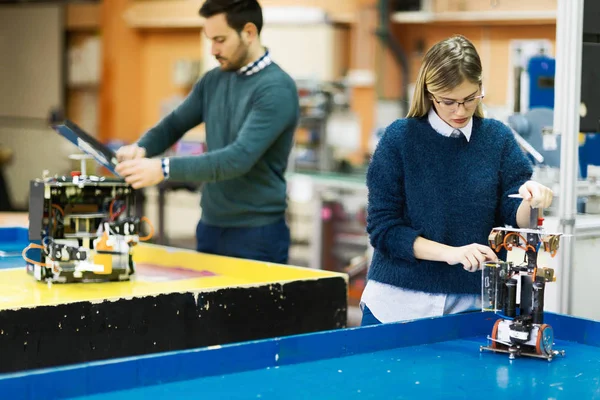 Jeunes Étudiants Attrayants Mécatronique Travaillant Ensemble Sur Projet — Photo