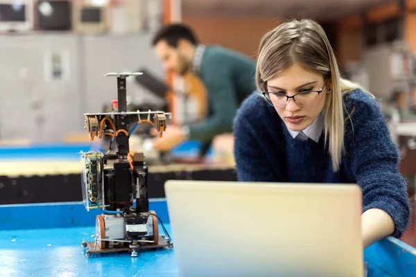 Ung Attraktiv Kvinna Ingenjör Som Arbetar Robotics Projekt Använder Laptop — Stockfoto