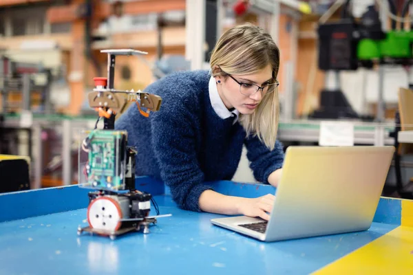 Ung Attraktiv Kvinna Ingenjör Som Arbetar Robotics Projekt Använder Laptop — Stockfoto