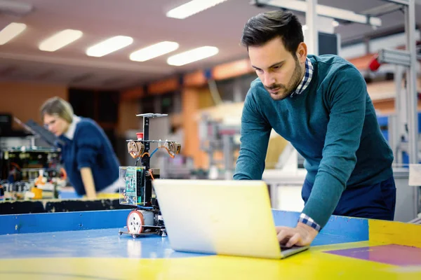 Ung Vacker Student Mekatronik Arbetar Projektet — Stockfoto