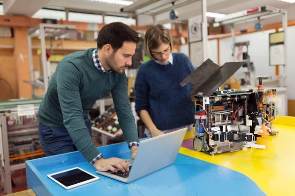 Giovani Studenti Attraenti Meccatronica Che Lavorano Insieme Progetto — Foto Stock